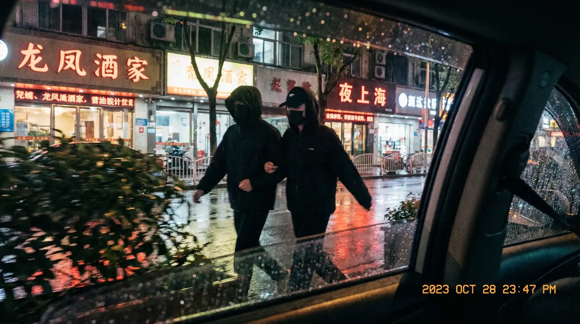 轻点灬大JI巴太粗太长了日本 - 顶流明星深夜密会现场抓拍照片